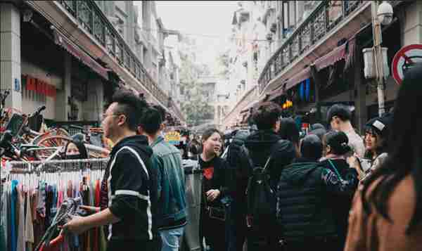 广州有什么服装批发（广州哪些地方有大型服装批发市场）