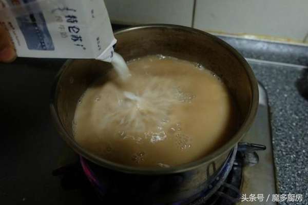 冬天就想喝杯热奶茶，手把手教你煮出一杯美味可口的咸奶茶！