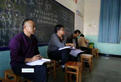 频频点头代表什么？不同场合下的含义解读